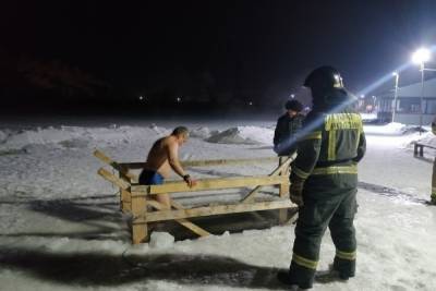 В Челябинской области у крещенских купелей дежурят спасатели