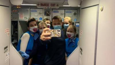 Групповое селфи стюардесс с Навальным заинтересовало Минтранс