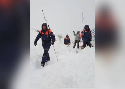 Поисковые работы возобновлены на месте схода снежной лавины в КЧР