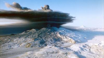Вместо снега — пепел: Вулкан Ключевской произвел парогазовый выброс на Камчатке
