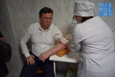 Глава Карабудахкентского района получил прививку от коронавируса