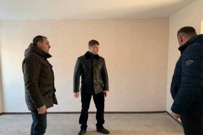 В городе Кировское восстановили четырехэтажный дом