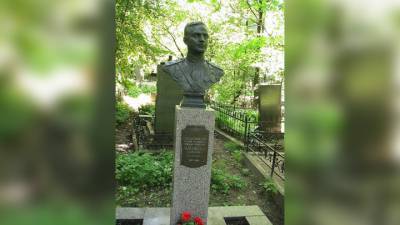 С петербургского кладбища вынесли бюст Героя СССР