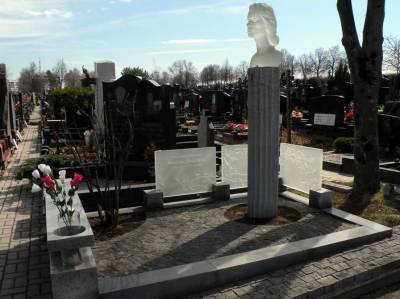 Скульптор раскрыл детали создания памятника умершей от рака актрисе Любови Полищук