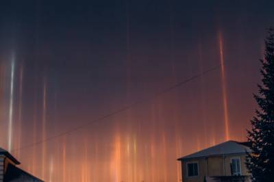 В небе над Черноморском жители заметили загадочные "световые столбы": фото