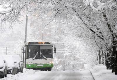 Снегопад привел к транспортным заторам на дорогах Сочи
