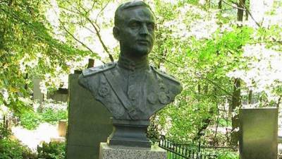 Бюст Героя Советского Союза похищен со стелы на кладбище в Петербурге