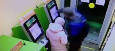 В Петрозаводске мужчина разнёс кулаком банкомат (ВИДЕО)