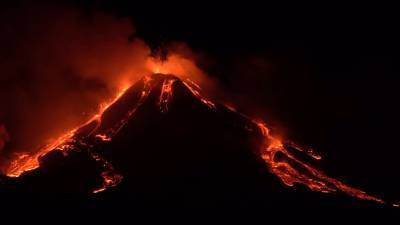 Ночные кадры извержения вулкана Этна в Италии — видео