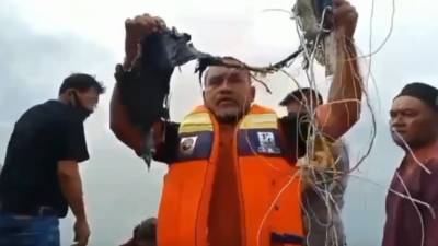 Спасатели приостановили подводные поиски жертв крушения лайнера в Индонезии
