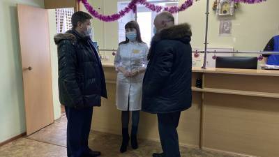 Депутат Иван Квитка привез врачам бердюжской больницы наборы к чаю