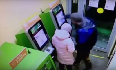 В Петрозаводске ищут мужчину, который разбил кулаком банкомат