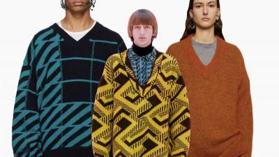 Джемперы с V-образным вырезом, как на показе Prada Menswear осень-зима 2021
