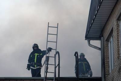 В Челябинске тушат крупный пожар в районе лакокрасочного завода