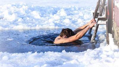 Правила купания в проруби на Крещение Господне: как не заболеть 19 января 2021 года