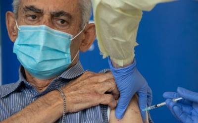 Массовая вакцинация людей 80+ закончится в феврале