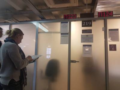В здании единого центра документов в Петербурге прошли обыски