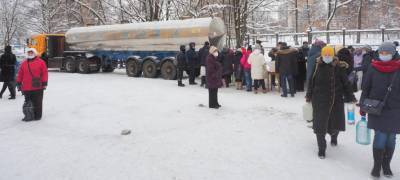 Жители Петрозаводска выстроились в очереди за святой водой (ФОТО и ВИДЕО)