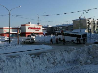 Появились фото ДТП с автобусом возле крупного гипермаркета в Кузбассе