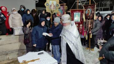 В Севастополе верующие окунулись в ночное Черное море