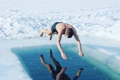 Мороз не страшен: Киевляне на Крещение ныряют в ледяную купель на Днепре