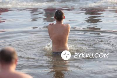 Крещение-2021: как киевляне в этом году ныряют в ледяную воду, – фото
