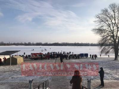 В Киеве на Оболони "моржи" ныряют и крестятся