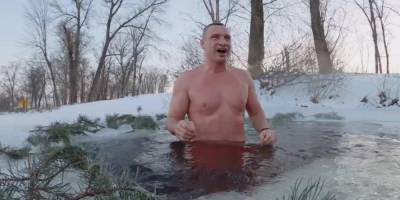Кличко нырнул в прорубь и поздравил киевлян с Крещением — видео