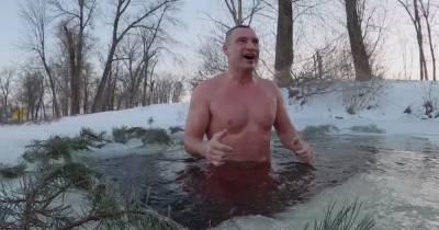 Крещение-2021: В Киеве с утра уже ныряют в ледяную воду