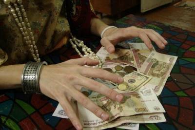 Врач из Тверской области заплатила за снятие порчи украшениями и деньгами