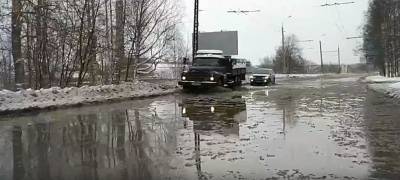 Улица в Петрозаводске превратилась в реку из-за аварии на трубопроводе (ВИДЕО)