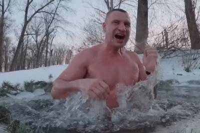"Традицию исполнил": Кличко искупался в проруби и поздравил всех с Крещением (видео)
