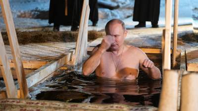 Песков рассказал о крещенских купаниях Путина
