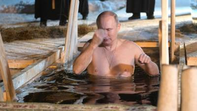 Песков подтвердил купание Путина в проруби