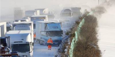 Сильный снегопад спровоцировал смертельную аварию с участием более 130 авто в Японии — фото