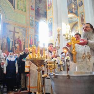 Фоторепортаж: сотни запорожцев пришли освятить воду в Покровский архиерейский собор