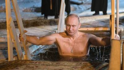 Песков сообщил, что Путин по традиции искупался в проруби на Крещение