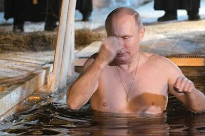 Владимир Путин окунулся в прорубь