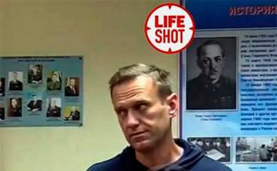 Песков переадресовал вопрос про фотографию Навального на фоне портрета Ягоды в Химках к МВД