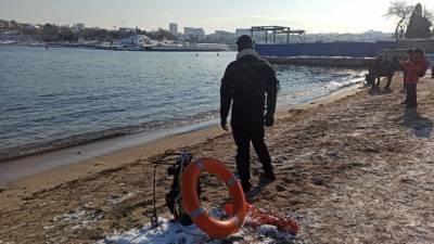 В Севастополе жители Мурманска с удовольствием купаются в холодном Черном море