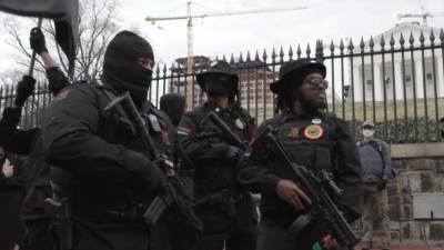 Накануне инаугурации Байдена: вооружённые американцы протестуют у Капитолиев в разных городах США