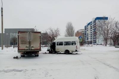 Водитель грузовика в Волжском врезался в маршрутку, пострадала пассажирка