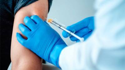 Еврокомиссия рассчитывает вакцинировать к лету 70% взрослого населения в ЕС
