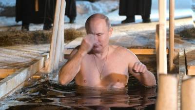 Песков рассказал об отношении Путина к крещенским купаниям