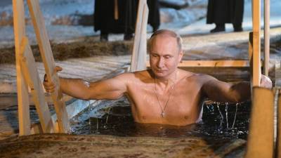 Появилось видео купания Путина в крещенской проруби