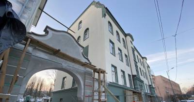 В Калининграде заканчивается капремонт столетнего жилого дома с аркой (фото)