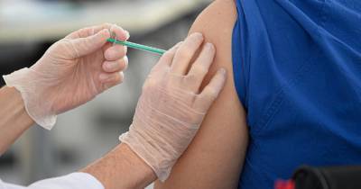 В Ирландии отметили более 80 случаев "побочек" после вакцинации Pfizer