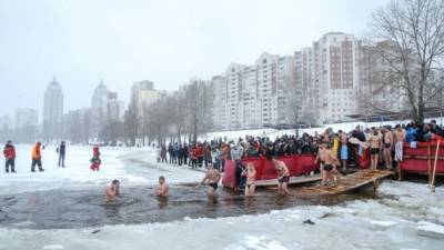 Крещение: На Оболонской набережной в Киеве собрались несколько сотен человек, чтобы нырнуть в прорубь
