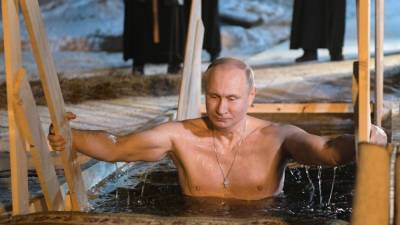 Видео крещенского купания Путина появилось в Сети