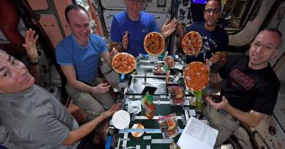 Американские астронавты начали кормить оставшихся без пищи российских космонавтов